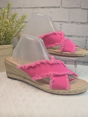 JOURNEE COLLECTION SHANNI WEDGE SANDALS HOT PINK FRAYED EDGE ESPADRILLE HEEL 10